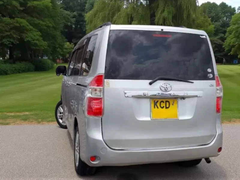 Toyota Noah   - 2008