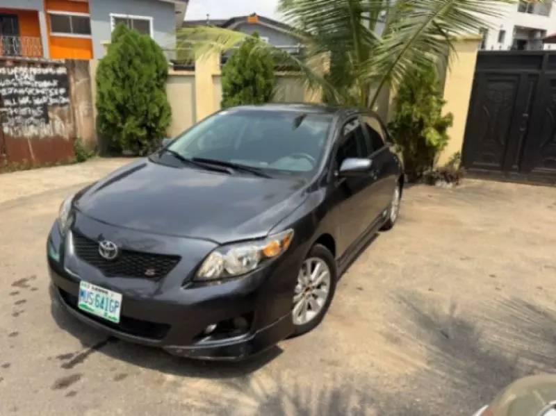 Toyota Corolla   - 2010
