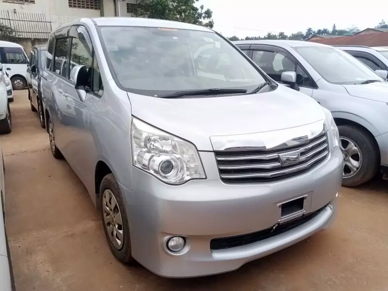 Toyota Noah   - 2012