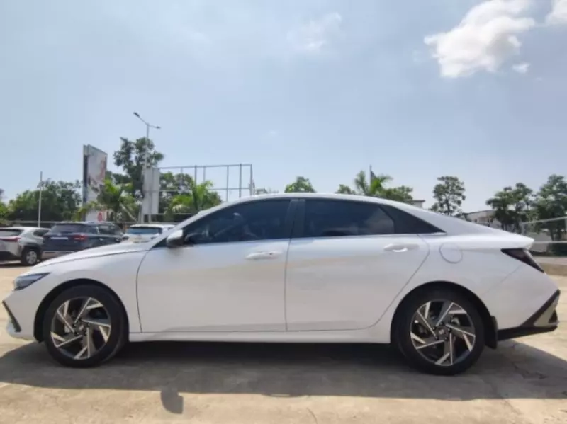 Hyundai Elantra   - 2025