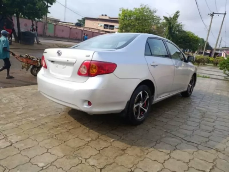 Toyota Corolla   - 2009