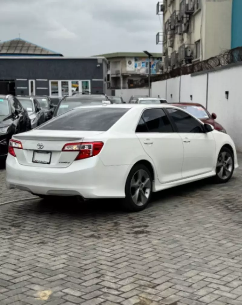 Toyota Camry   - 2014