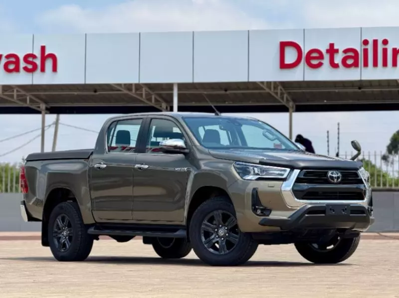 Toyota Hilux    - 2021