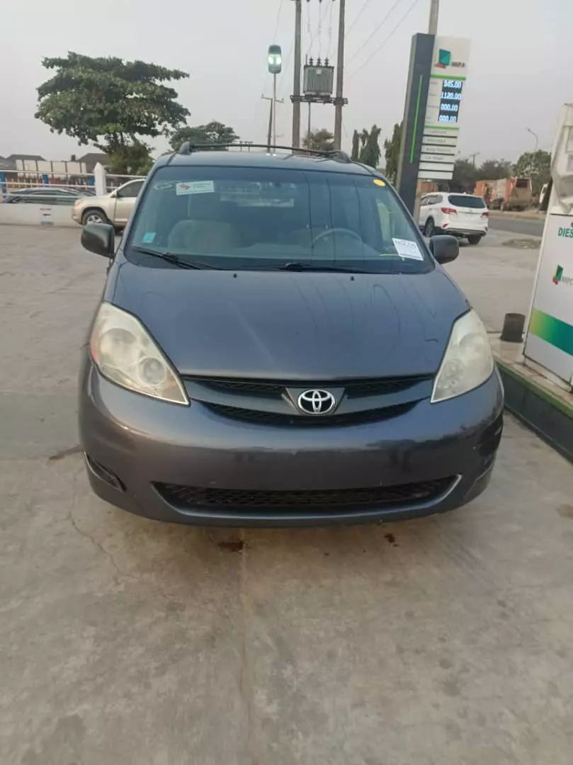 Toyota Sienna   - 2006