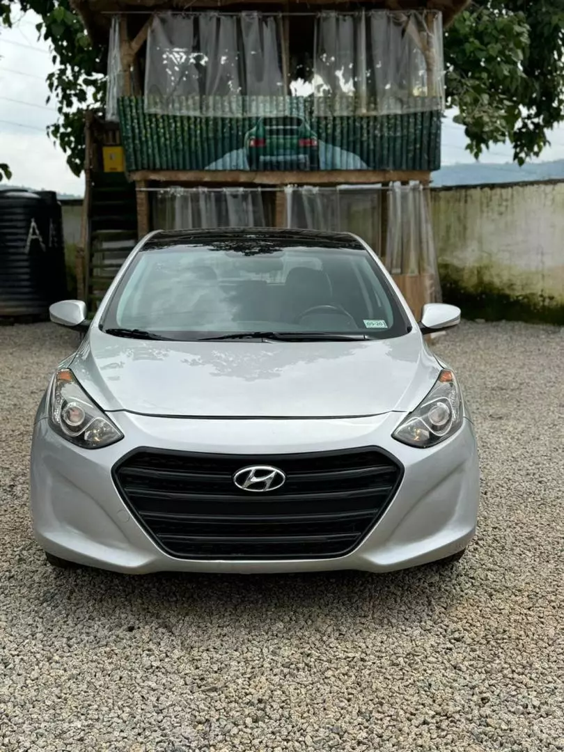 Hyundai Elantra   - 2013