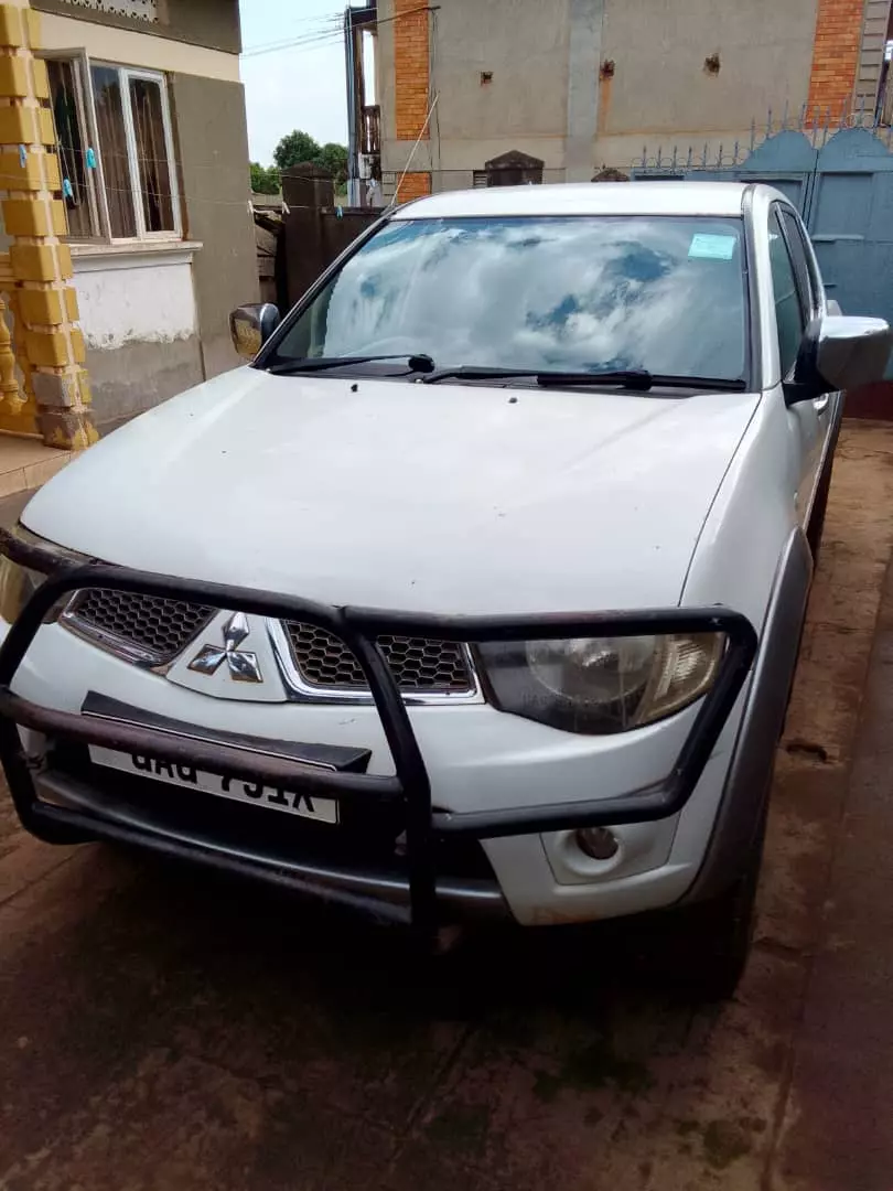 Mitsubishi L200   - 2014