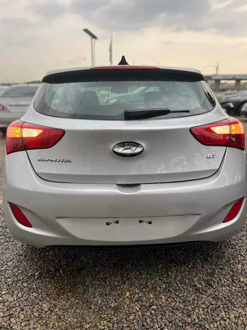 Hyundai Elantra   - 2013