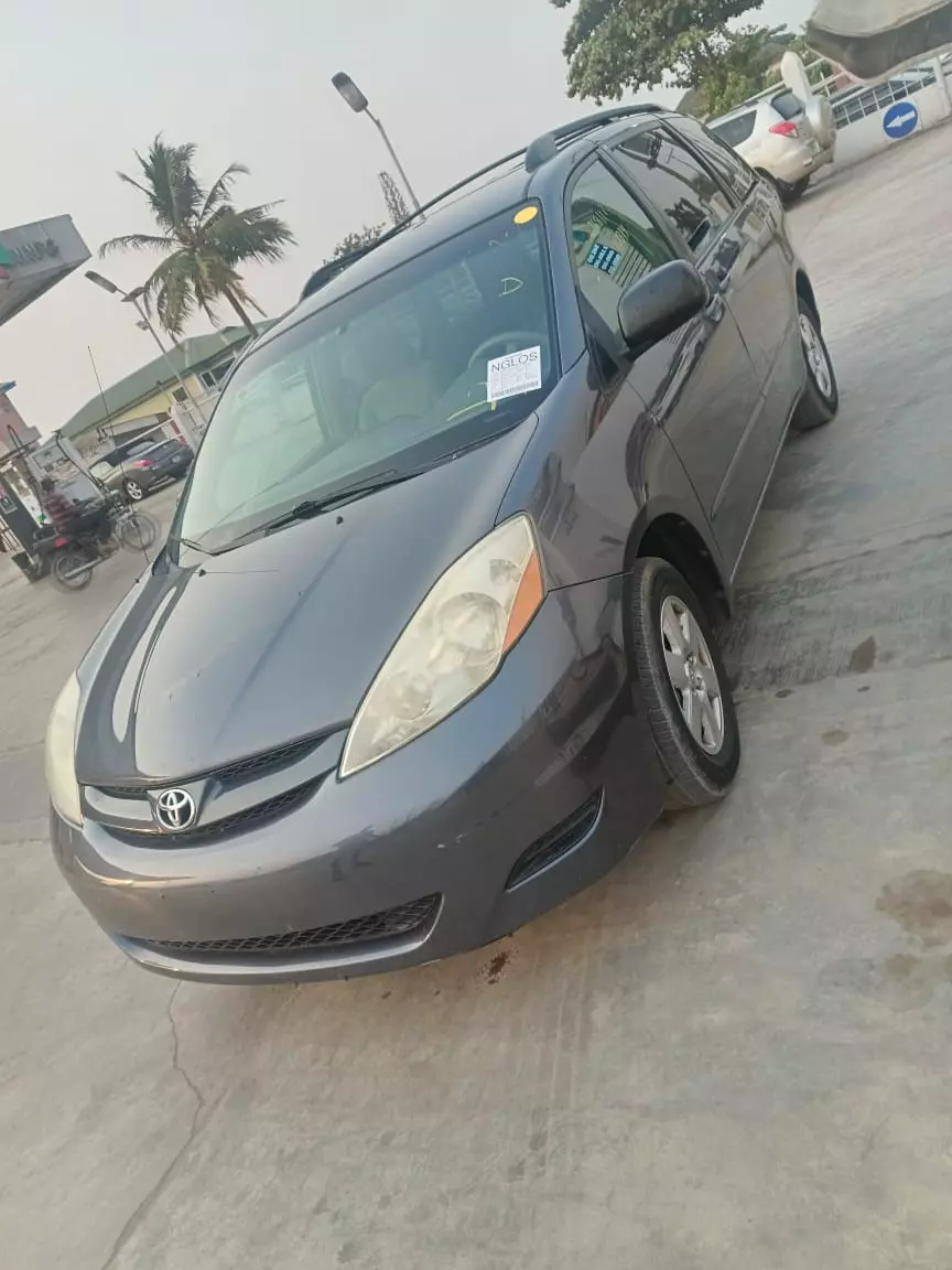 Toyota Sienna   - 2006