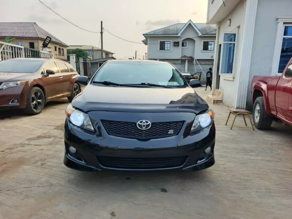 Toyota corolla   - 2010